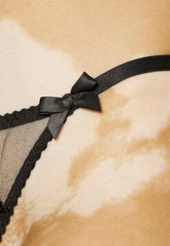 AGENT PROVOCATEUR Lornaparty- String - Black 11 AGENT PROVOCATEUR Lornaparty- String - Black -Triumph 0c8ff9113f30459db46839dd108f45c1