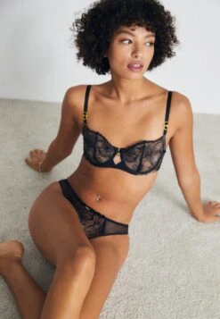 Chantelle Orchids Balcony Half Cup - Voorgevormde Bh - Black -Triumph 1d3c58e3e2e64be7a0e6e0ae906a82e0