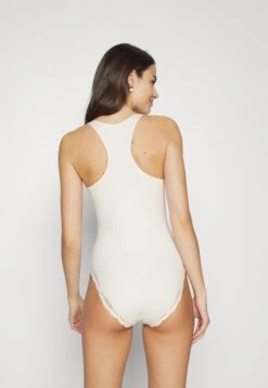 Triumph Natural Spotlight - Body - Fresh Powder -Triumph 278380dafc0a4ee3907e96eb23fe4418