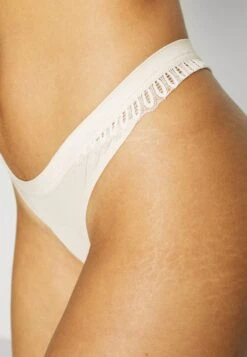 Triumph Aura Spotlighthigh Leg - String - Creamy Dream -Triumph 4107a13bf0414cbd8510e692b2c5cb2d