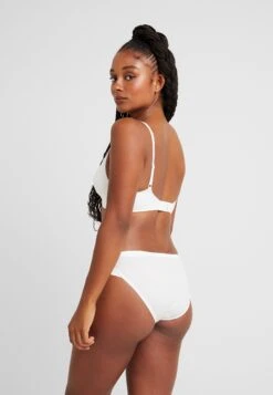 Triumph Body Make Up Soft Touch - Triangel Bh - Vanille -Triumph 4d2c7a6b492246d0911248949cd17b89