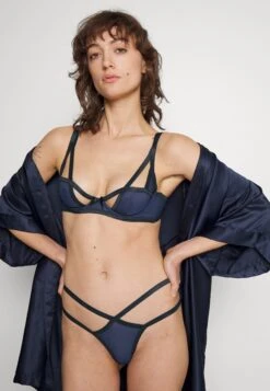AGENT PROVOCATEUR String - Navy/Black -Triumph 590ff482cdf04e6aad4e95f8dfe49d39