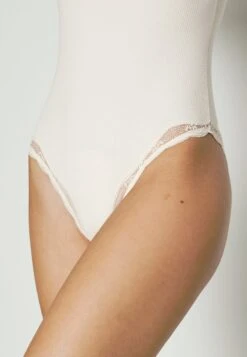 Triumph Natural Spotlight - Body - Fresh Powder -Triumph 6dd1bdad19ba4ec6821ef5af92e8ae5e