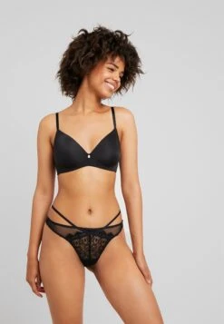 Triumph Body Make-Up Essentials - T-Shirt Bh - Black -Triumph 7fc03a830e9845c8a497ca066986efcc