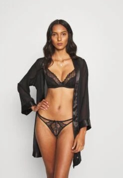 AGENT PROVOCATEUR Rozlyn Thong - String - Black 8 AGENT PROVOCATEUR Rozlyn Thong - String - Black -Triumph 86ff44b5a3bc4a1d9bfa9511c3c0a125