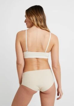 Magic Bodyfashion Comfort Bra Spaghetti Straps - Bustier - Cream 10 Magic Bodyfashion Comfort Bra Spaghetti Straps - Bustier - Cream -Triumph 87133b6427204fd98f204aa480e87fc4