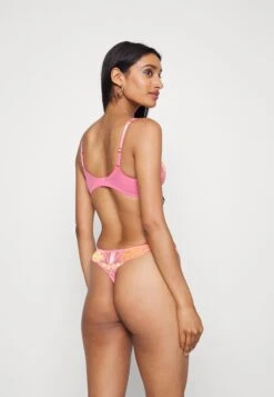 AGENT PROVOCATEUR Yara Thong - String - Pink/Orange 9 AGENT PROVOCATEUR Yara Thong - String - Pink/Orange -Triumph 9176f7596d8847c9a46a23a306a025ac