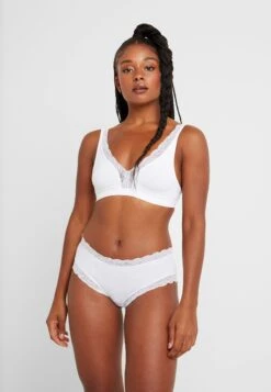 Triumph -Triumph 95fa23d51b4a4a808f9930714cac74a5