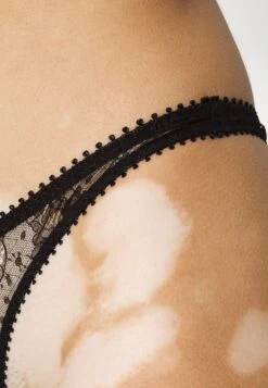 AGENT PROVOCATEUR Vallentina- String - Black -Triumph a220e284313749cf8b4200772734365a