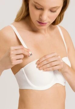 HANRO Allure Bandeau - Beugel Bh - Off White 13 HANRO Allure Bandeau - Beugel Bh - Off White -Triumph a2a913079c1e4f08a380f784e92a0d4c
