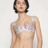 AGENT PROVOCATEUR Skylee Bra - Beugel Bh - White/Silver 2 AGENT PROVOCATEUR Skylee Bra - Beugel Bh - White/Silver -Triumph a533162ffda644a3beb207e55b182e03