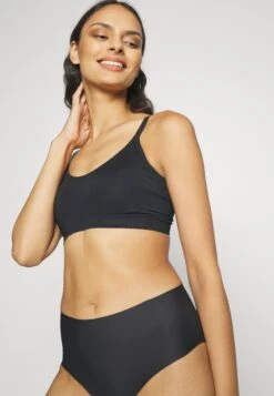 Chantelle Smooth Comfort Wirefree Bra - Bustier - Black -Triumph dbd5eae521cb4bf7a82f04e5b653b12e